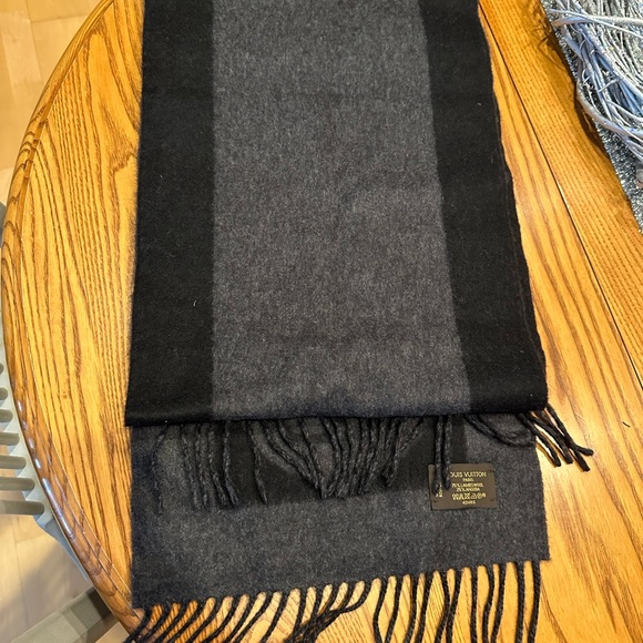 Authentic Unisex Louis Vuitton Cardiff Wool Scarf. - Picture 5 of 5